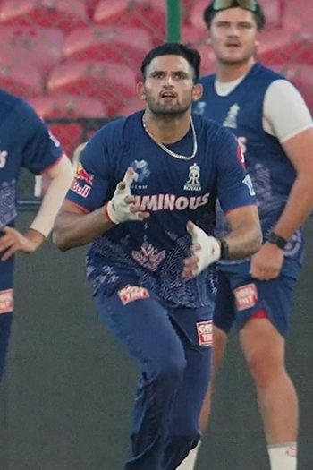 sharpening-up-madhwal-ashok-lhuan-dre-on-fielding-duty-x9jtfjy.Click to read full article.