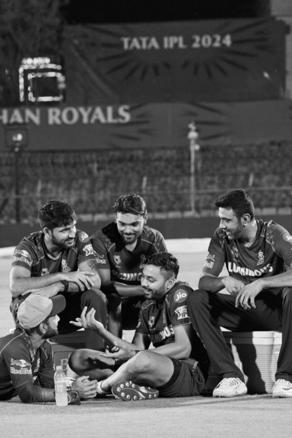 monochrome-magic-hindi.Click to read full article.